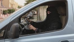 سيدة سعودية تقتحم بسيارتها مكتب اتصالات في الرياض