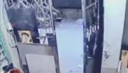 رعب خلال 21 ثانية.. شاهد: مصري يحاول قتل زوجته بطريقة وحشية