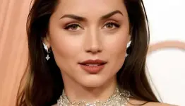 النجمة آنا دي أرماس