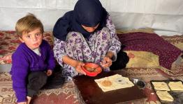 الطفل يزن طوحح مع جدته UN News