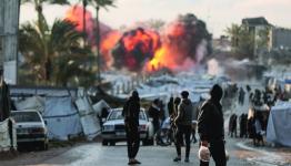 نيران تتصاعد من مكان استهدفته ضربة إسرائيلية قرب مخيم للنازحين بدير البلح وسط قطاع غزة (أرشيفية-أ.ب)