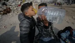 من سكان قطاع غزة لا يمكنهم الوصول إلى مياه صالحة للشرب (رويترز)