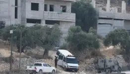 الجيش الإسرائيلي قرب منزل تعرض لهجوم من مستوطنين في قرية قصرة بالضفة الغربية المحتلة