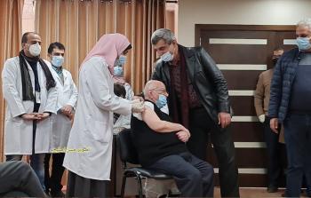 وزير الصحة الأسبق  رياض الزعنون يتلقى اللقاح