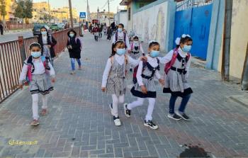 تلميذات يتوجهن للمدرسة صباح اليوم بغزة
