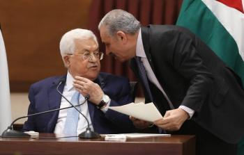الرئيس الفلسطيني محمود عباس ورئيس الوزراء محمد اشتية