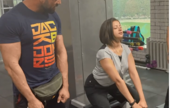 منى فاروق ومدربها بالجيم