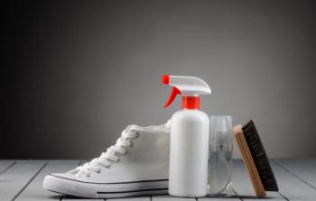 تنظيف الاحذيه البيضاء.
