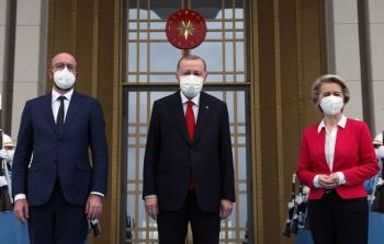 الرئيس التركي رجب طيب أردوغان خلال استقباله رئيسة المفوضية الأوروبية ورئيس المجلس الأوروبي