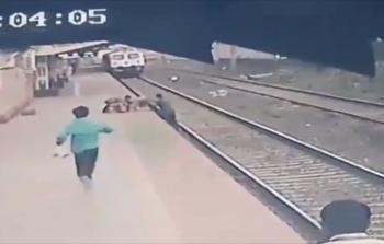 عامل سكة حديد ينقذ حياة طفل