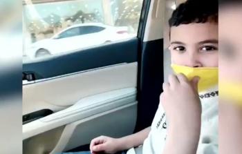 طفل متوجه للقاء والده