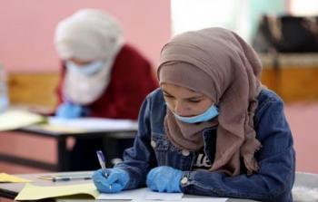 طالبة تؤدي امتحان الثانوية العامة 