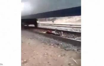 شاب ينام تحت قطار مسرع