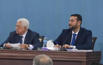 اياد صافي بجوار الرئيس محمود عباس