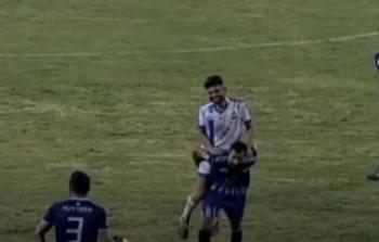 لاعب يحمل زميله