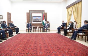 الرئيس محمود عباس خلال استقبال الوفد المصري