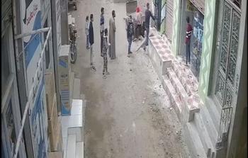 شاب يحاول اطفاء الحريق