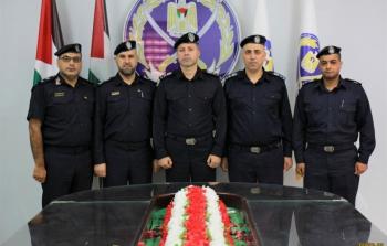 مدير الشرطة مع الضباط