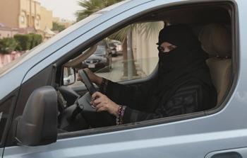 سيدة سعودية تقتحم بسيارتها مكتب اتصالات في الرياض