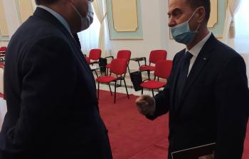 السفير الفلسطيني في كازاخستان منتصر ابو زيد مع وزير الخارجية الكازاخستاني على هامش الاجتماع