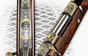 صورة السلطان قابوس معلقة على أغلى بندقية في العالم