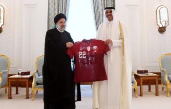 امير قطر يهدي الرئيس الايراني قميص المنتخب القطري