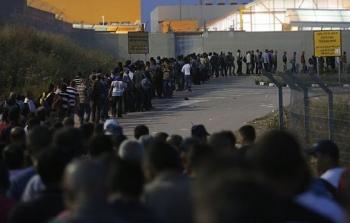 عمال يدخلون الى حاجز ايؤز