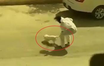 مواطن سعودي يعذب كلباً