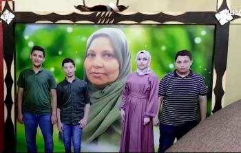 التوائم الأربعة مع والدتهم