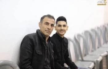 المواطن عامر عمرية مع نجله الذي قتله