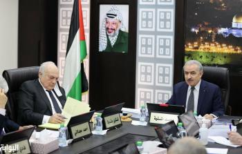 رئيس الوزراء محمد اشتية ووزير المالية شكري بشارة
