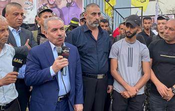 رئيس الوزراء محمد اشتية خلال زيارته الى مخيم حنين