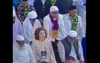 امرأة تصلي في المسجد النبوي