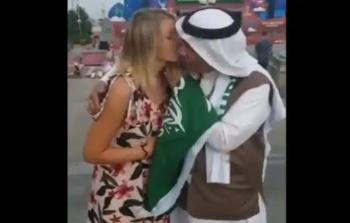 سعودي يحتضن مشجعة