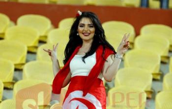 حسناء تونسية تتألق بعلم بلادها في مدرجات السلام
