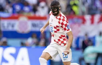لاعب يرتدي القناع الواقي