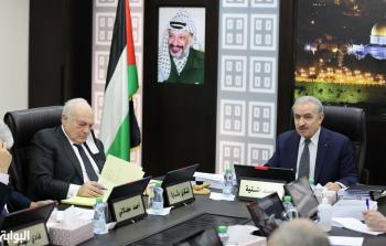 رئيس الحكومة محمد اشتية ووزير المالية شكري بشارة