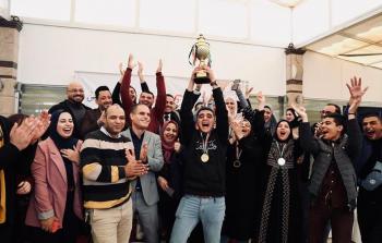 جانب من الاحتفال بفوز جامعة الأقصى