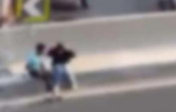 شاب وفتاة على الكوبري