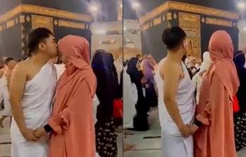 شاب وفتاة أمام للكعبة
