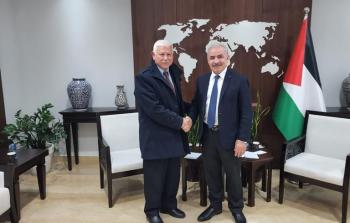 رئيس الوزراء محمد اشتية خلال استقبال رئيس جامعة غزة