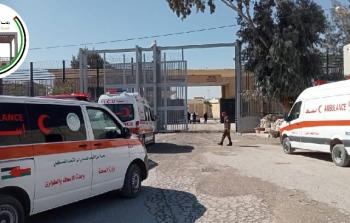 سيارا الاسعاف في انتظار جثامين الضحايا في الجانب الفلسطيني من معبر رفح