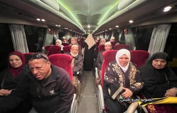 مواطنون من قطاع غزة خلال توجههم للصلاة في المسجد الأقصى