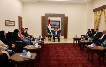 الرئيس الفلسطيني محمود عباس والوفد القطري
