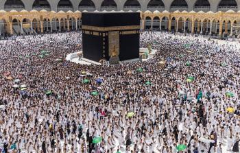 معتمرن في صحن الكعبة
