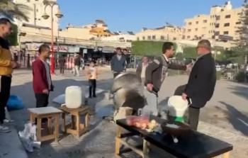 سكب قدر من العدس بساحة الجندي المجهول