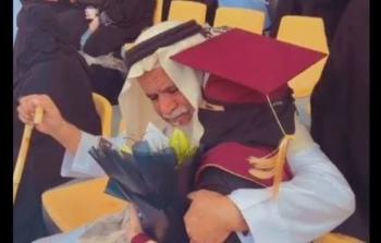 تصرف أب سعودي مع ابنته بعد التخرج يشعل مواقع التواصل