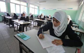 طالبة تؤدي امتحان الثانوية العامة 
