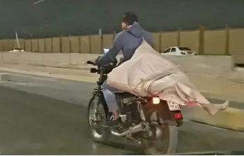 جثة على دراجة نارية بالطريق العام تثير جدل في مصر.. وصاحب الصورة يكشف الحقيقة