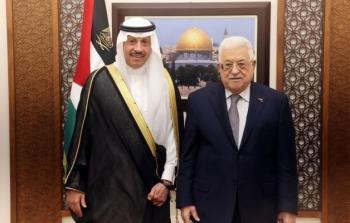 الرئيس محمود عباس يستقبل السفير السعودي